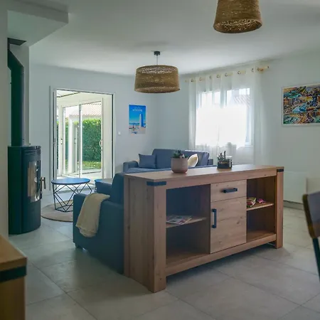 Holiday home Maison Lumineuse Avec Veranda Et Jardin - 8 Personnes *