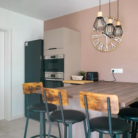 Maison Lumineuse Avec Veranda Et Jardin - 8 Personnes *