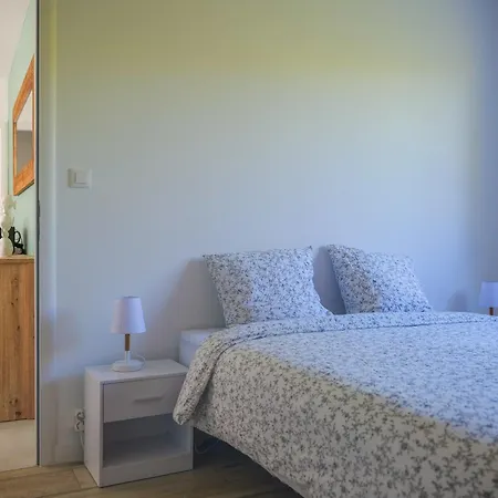 Holiday home Maison Lumineuse Avec Veranda Et Jardin - 8 Personnes