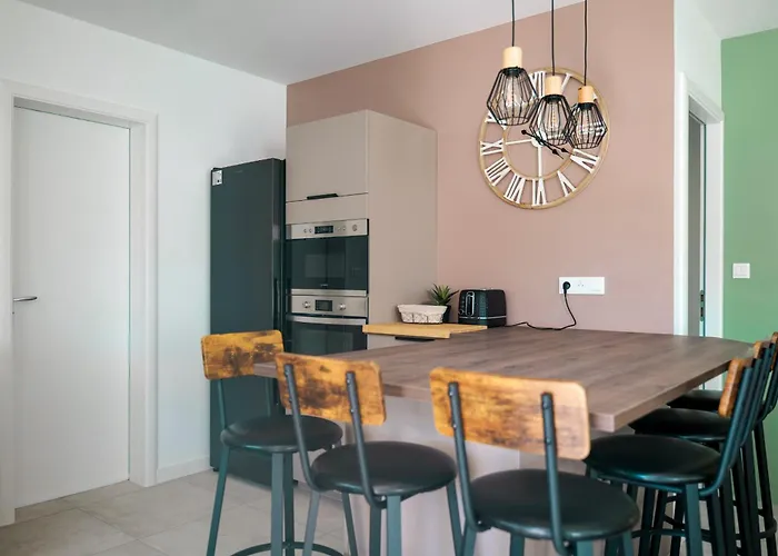 Maison Lumineuse Avec Veranda Et Jardin - 8 Personnes *